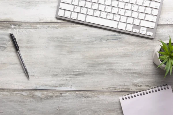 Escritorio blanco con laptop, smartphone y otros suministros de trabajo con taza de café. Vista superior con espacio de copia para introducir el texto. Diseñador de espacio de trabajo en mesa de escritorio elementos esenciales en la disposición plana — Foto de Stock