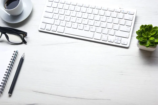 Escritório branco com laptop, smartphone e outros suprimentos de trabalho com xícara de café. Visão superior com espaço de cópia para entrada do texto. Espaço de trabalho de designer na mesa de mesa elementos essenciais em leigos planos — Fotografia de Stock