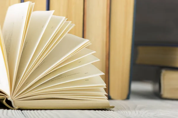 Libro abierto, libros de tapa dura sobre mesa de madera. De vuelta a la escuela. Copiar espacio —  Fotos de Stock