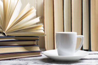 Açık kitap, ahşap masadaki ciltli kitaplar. Okula dönelim. Boşluğu kopyala