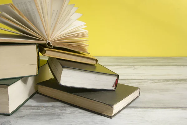 Libro abierto, libros de tapa dura sobre mesa de madera. De vuelta a la escuela. Copiar espacio —  Fotos de Stock