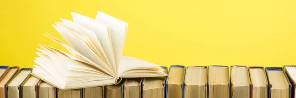 Open book, hardback books on wooden table. Back to school. Copy space — Stock Photo, Image