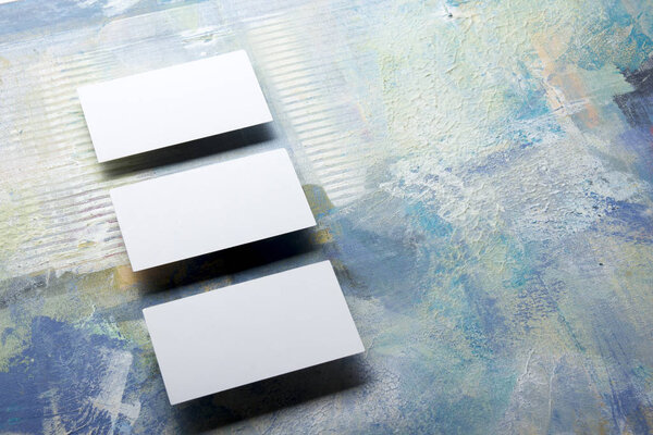 Визитки пустые. Макет на цветном фоне. Плоская ложа. пространство для копирования текста