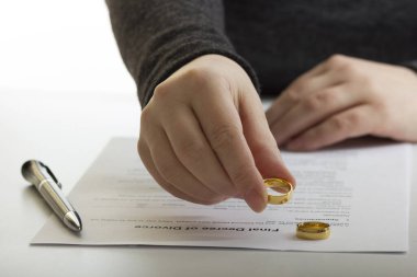Karı-koca, boşanma, boşanma, fesih, iptal, yasal boşanma belgeleri, boşanma evrakları ya da avukatın hazırladığı evlilik öncesi anlaşma. Evlilik yüzüğü.