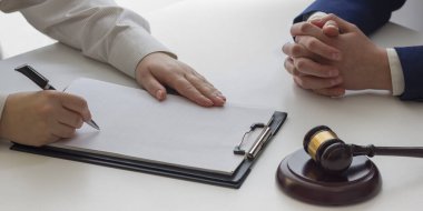 Hukuk, tavsiye ve yasal hizmetler kavramı. Avukat ve takım toplantısı hukuk firmasında avukat.