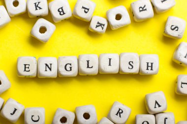 Sözcük İngilizcesi ahşap masa üzerindeki diğer harf yığınının yanında tahta harflerle yapılır..