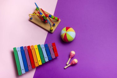 Beyaz zemin üzerine eğitim gelişmekte olan oyuncak çerçeve çocuklar. Üstten Görünüm. Düz yatıyordu. Metin için yer kopyalayın