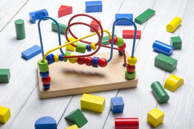 Ahşap arka plan üzerinde renkli çocuk oyuncakları çerçeve. Üst te. Düz yatıyordu. Metin için alan kopyalama