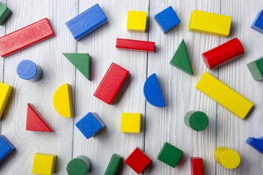 Beyaz zemin üzerine eğitim gelişmekte olan oyuncak çerçeve çocuklar. Üstten Görünüm. Düz yatıyordu. Metin için yer kopyalayın