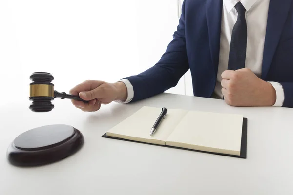 Direito, aconselhamento e conceito de serviços jurídicos. Advogado e advogado tendo reunião de equipe no escritório de advocacia . — Fotografia de Stock