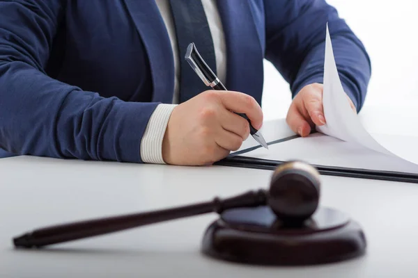 Recht, advies en juridische diensten concept. Advocaat en procureur teamvergadering gelet op law firm. — Stockfoto