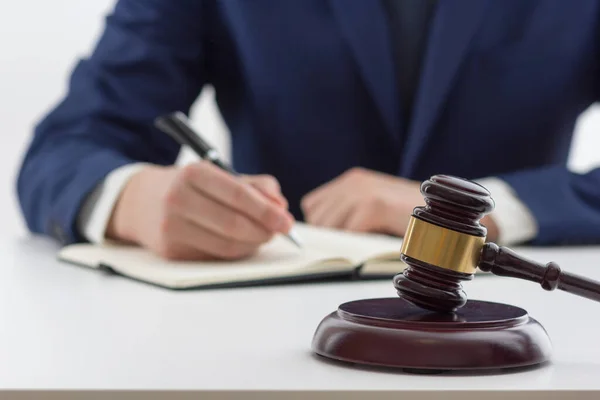 Recht, advies en juridische diensten concept. Advocaat en procureur teamvergadering gelet op law firm. — Stockfoto