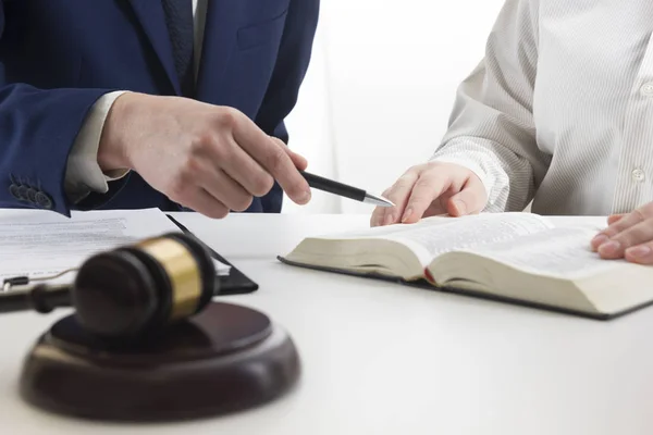 Recht, advies en juridische diensten concept. Advocaat en procureur teamvergadering gelet op law firm. — Stockfoto