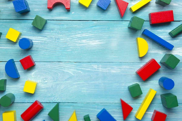 Cadre de jouets colorés pour enfants sur fond en bois. Vue de dessus. Pose plate. Espace de copie pour le texte — Photo