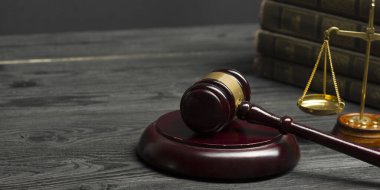 Hukuk konsepti - Beyaz arka planda izole edilmiş bir mahkeme salonunda ya da emniyet teşkilatında ahşap yargıç tokmağı olan bir hukuk kitabı. Metin için alanı kopyala.