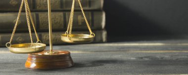 Hukuk konsepti - Beyaz arka planda izole edilmiş bir mahkeme salonunda ya da emniyet teşkilatında ahşap yargıç tokmağı olan bir hukuk kitabı. Metin için alanı kopyala.