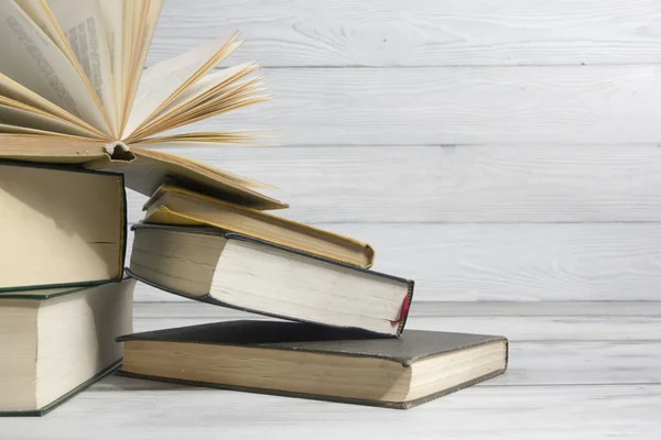 Libro abierto, libros de tapa dura sobre mesa de madera. De vuelta a la escuela. Copiar espacio —  Fotos de Stock