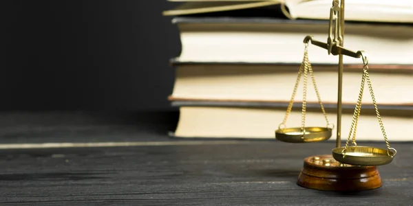 Concepto de ley: libro de leyes abierto con un mazo de jueces de madera sobre la mesa en una sala de tribunal o en una oficina de aplicación de la ley aislada en un fondo blanco. Copiar espacio para texto. — Foto de Stock
