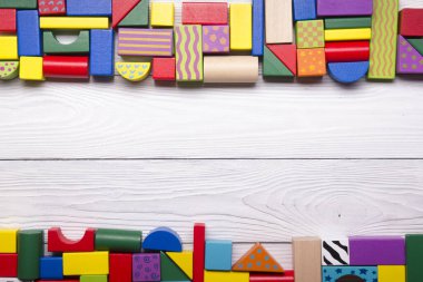 Beyaz zemin üzerine eğitim gelişmekte olan oyuncak çerçeve çocuklar. Üstten Görünüm. Düz yatıyordu. Metin için yer kopyalayın