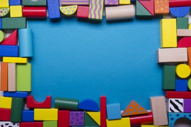 Beyaz zemin üzerine eğitim gelişmekte olan oyuncak çerçeve çocuklar. Üstten Görünüm. Düz yatıyordu. Metin için yer kopyalayın