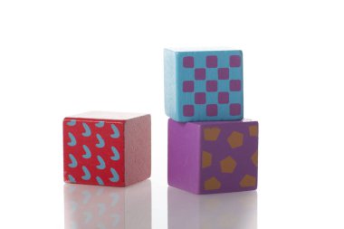 Beyaz arka plan üzerinde izole çocuk oyuncakları kümesi