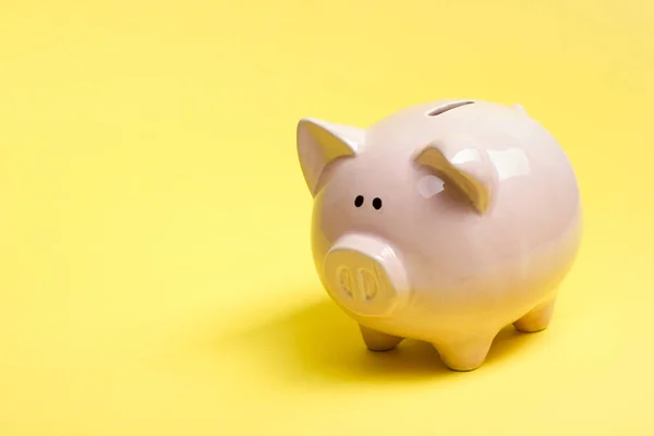 Piggy Bank en gouden munt. Spaar-en financierings concept — Stockfoto