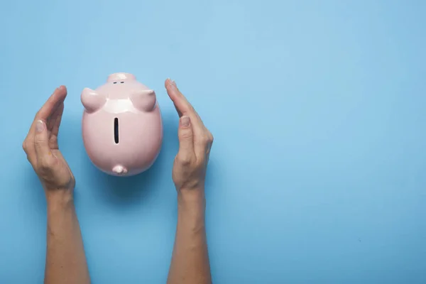 Kvinna hand sätta pengar mynt i gris för att spara pengar rikedom och finansiella koncept — Stockfoto