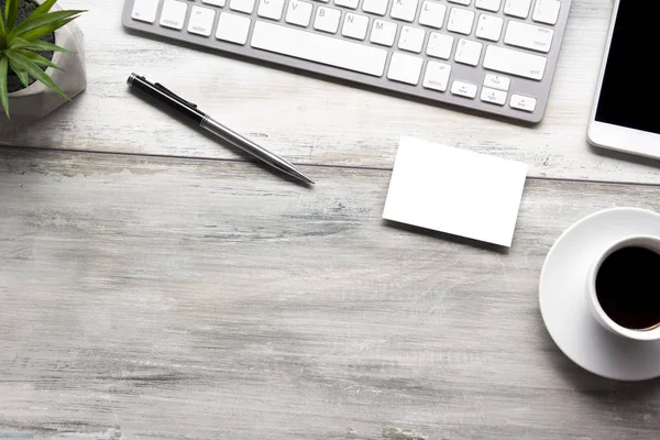 Witte bureau met laptop, smartphone en andere werkbenodigdheden met kopje koffie. Bovenaanzicht met kopieerruimte voor het invoeren van de tekst. Designer werkruimte op bureau tafel essentiële elementen op vlakke lay — Stockfoto