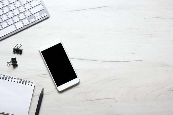 Escritorio blanco con laptop, smartphone y otros suministros de trabajo con taza de café. Vista superior con espacio de copia para introducir el texto. Diseñador de espacio de trabajo en mesa de escritorio elementos esenciales en la disposición plana — Foto de Stock