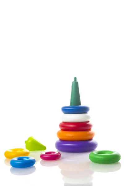 Пірамідальна пластикова іграшка ізольована на білому фоні — стокове фото