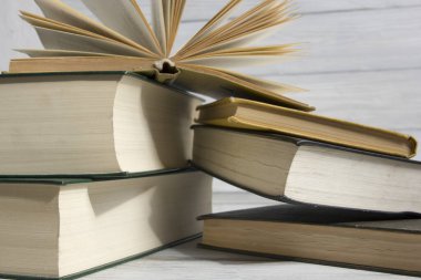 Açık kitap, ahşap masadaki ciltli kitaplar. Okula dönelim. Boşluğu kopyala