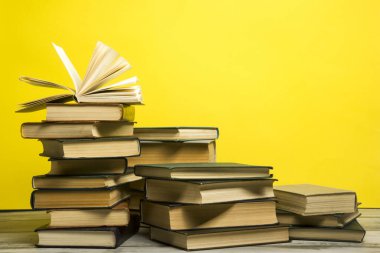 Açık kitap, ahşap masadaki ciltli kitaplar. Okula dönelim. Boşluğu kopyala