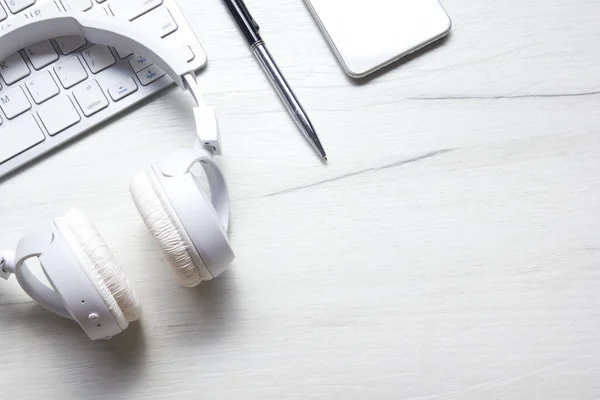 Witte bureau met laptop, smartphone en andere werkbenodigdheden met kopje koffie. Bovenaanzicht met kopieerruimte voor het invoeren van de tekst. Designer werkruimte op bureau tafel essentiële elementen op vlakke lay — Stockfoto