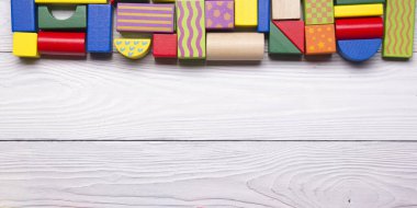 Beyaz zemin üzerine eğitim gelişmekte olan oyuncak çerçeve çocuklar. Üstten Görünüm. Düz yatıyordu. Metin için yer kopyalayın