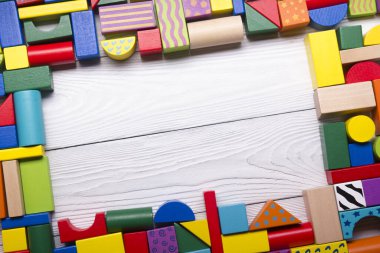 Beyaz zemin üzerine eğitim gelişmekte olan oyuncak çerçeve çocuklar. Üstten Görünüm. Düz yatıyordu. Metin için yer kopyalayın