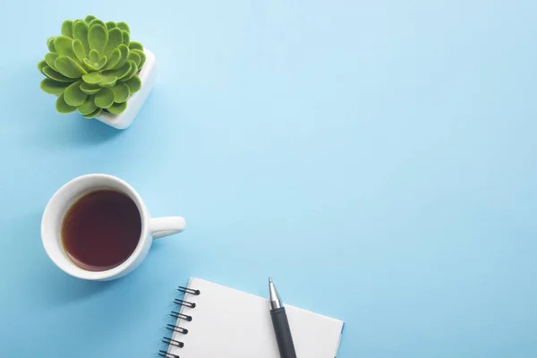 Gele bureau met laptop, smartphone en andere werkbenodigdheden met kopje koffie. Bovenaanzicht met kopieerruimte voor het invoeren van de tekst. Designer werkruimte op bureau tafel essentiële elementen op vlakke lay — Stockfoto