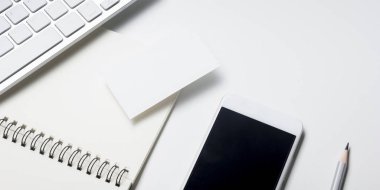 Ofis resepsiyon masası malzemeleri ile. Düz yatıyordu iş işyeri ve nesneleri. Üstten Görünüm. Metin için yer kopyalayın