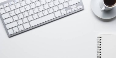 Ofis resepsiyon masası malzemeleri ile. Düz yatıyordu iş işyeri ve nesneleri. Üstten Görünüm. Metin için yer kopyalayın