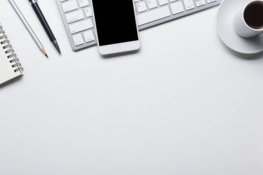 Ofis resepsiyon masası malzemeleri ile. Düz yatıyordu iş işyeri ve nesneleri. Üstten Görünüm. Metin için yer kopyalayın