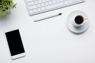 Ofis resepsiyon masası malzemeleri ile. Düz yatıyordu iş işyeri ve nesneleri. Üstten Görünüm. Metin için yer kopyalayın