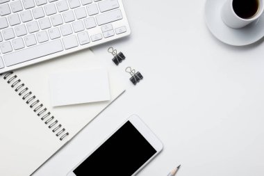 Ofis resepsiyon masası malzemeleri ile. Düz yatıyordu iş işyeri ve nesneleri. Üstten Görünüm. Metin için yer kopyalayın