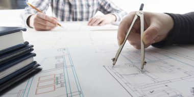 Mimarlar Blueprint, gayrimenkul projesi üzerinde çalışıyor. Mimar işyeri - mimari proje, planları, cetvel, hesap makinesi, laptop ve bölücü pusula. İnşaat kavramı. Mühendislik araçları.