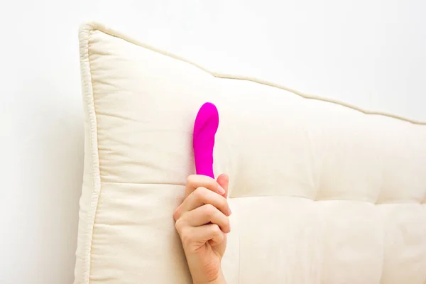 Mulher de mau gosto segurando um vibrador. Brinquedo sexual para adulto — Fotografia de Stock