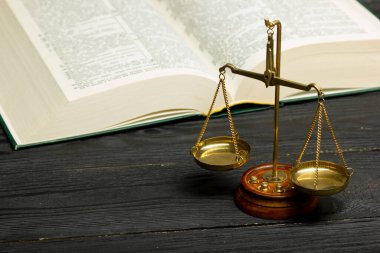Hukuk konsepti - Beyaz arka planda izole edilmiş bir mahkeme salonunda ya da emniyet teşkilatında ahşap yargıç tokmağı olan bir hukuk kitabı. Metin için alanı kopyala