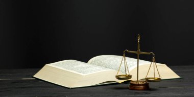 Hukuk konsepti - Beyaz arka planda izole edilmiş bir mahkeme salonunda ya da emniyet teşkilatında ahşap yargıç tokmağı olan bir hukuk kitabı. Metin için alanı kopyala
