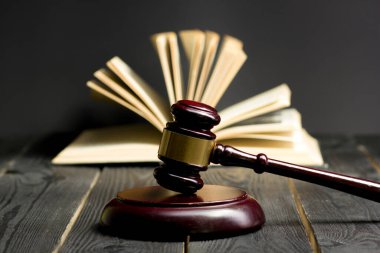 Hukuk konsepti - Beyaz arka planda izole edilmiş bir mahkeme salonunda ya da emniyet teşkilatında ahşap yargıç tokmağı olan bir hukuk kitabı. Metin için alanı kopyala