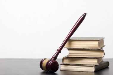 Hukuk konsepti - Beyaz arka planda izole edilmiş bir mahkeme salonunda ya da emniyet teşkilatında ahşap yargıç tokmağı olan bir hukuk kitabı. Metin için alanı kopyala