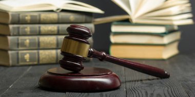 Hukuk konsepti - Beyaz arka planda izole edilmiş bir mahkeme salonunda ya da emniyet teşkilatında ahşap yargıç tokmağı olan bir hukuk kitabı. Metin için alanı kopyala