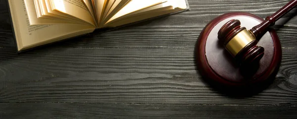 Concepto de ley: libro de leyes abierto con un mazo de jueces de madera sobre la mesa en una sala de tribunal o en una oficina de aplicación de la ley aislada en un fondo blanco. Copiar espacio para texto —  Fotos de Stock