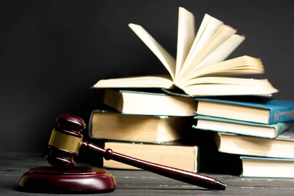 法律の概念-白い背景に隔離された法廷または法執行機関のテーブルの上に木製の裁判官とのオープン法律書。テキストのコピースペース — ストック写真